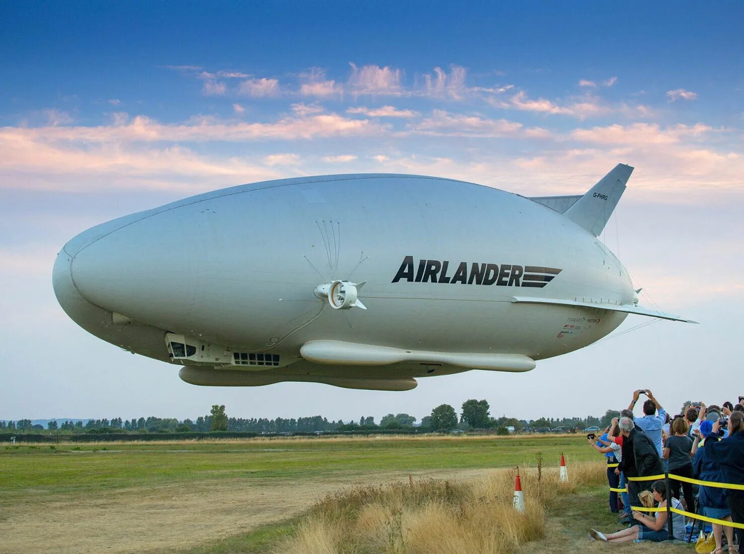 Дирижабль Airlander 10. Дирижабль Airlander 10 внутри. Hybrid Air vehicles Airlander 10. Airlander 10 — гибридный дирижабль.