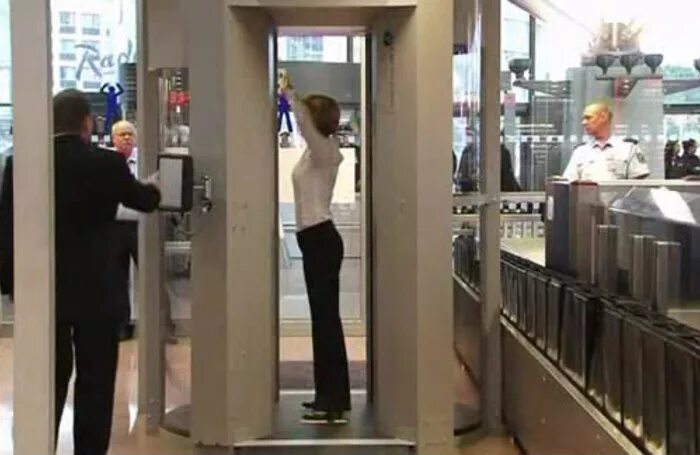 Досмотр девушки. Досмотр девушки в аэропорту. Обыск женщин. Раздевающий сканер в аэропорту. Раздевание в аэропорту.