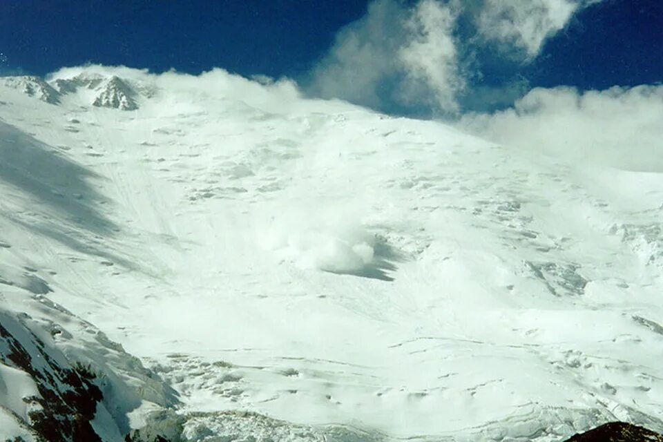 Avalanche. Лавина на амуре. Лавина на амуре. Амут сноу лейк. 12.