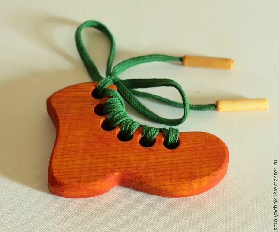 Деревянные шнуровки. Шнуровка деревянная. Игрушка деревянная шнуровка. Шнуровка для детей деревянная. Игрушки шнуровка из дерева.