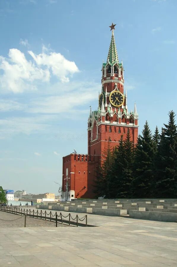 Башня московского кремля известная своими парадными воротами. Спасская башня кремля. часы спасской башни московского кремля. красная площадь москва спасская башня. куранты на спасской башне московского кремля.