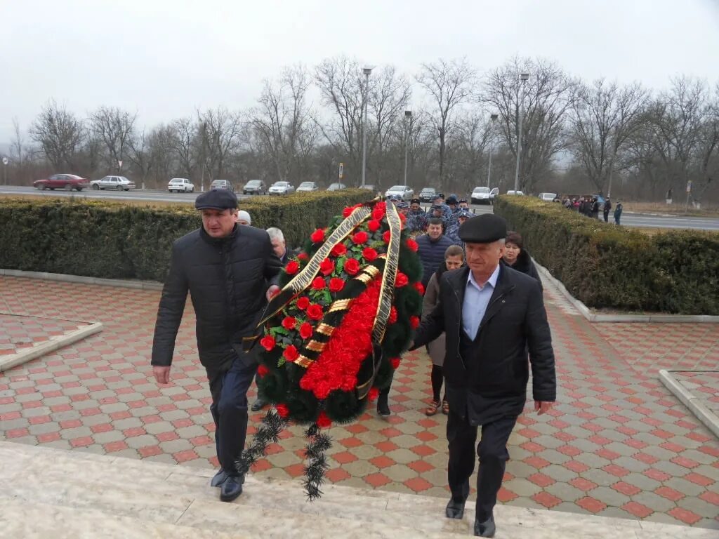 Погода эльхотово по часам. Эльхотово ковер Эльхотовские. Федотов Эльхотово. Осетия Эльхотово. Мильдзихов Тотраз Эльхотово.