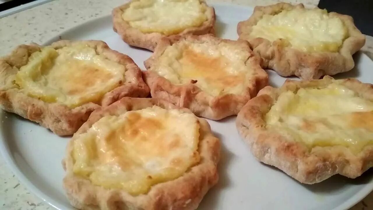 Шаньги с картошкой. Шаньги с картошкой в духовке. Вкусные шанежки с картошкой. Шаньги с картошкой без дрожжей. Шаньги с рыбой.