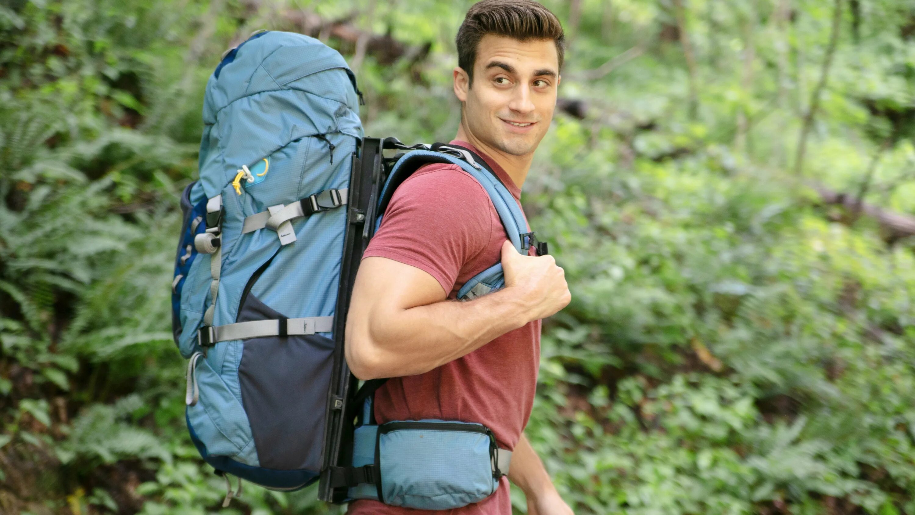 Уставшие путешественники. Левитирующий рюкзак Hoverglide. Мужчина с рюкзаком. Походный рюкзак на спине. Рюкзак для путешествий.