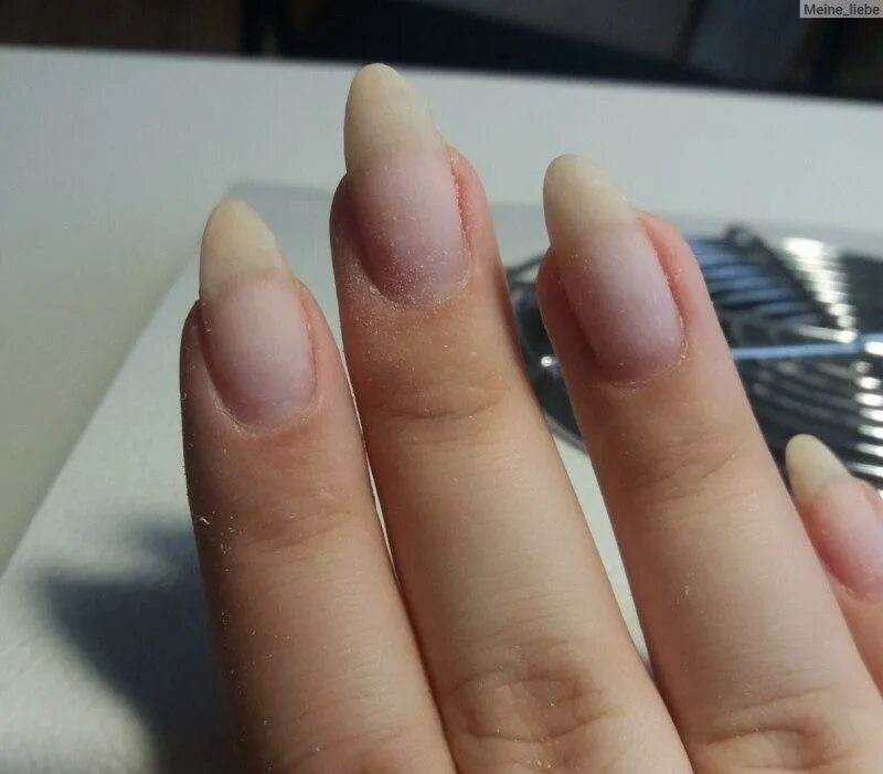 Отросшее наращивание. Отросшие ногти. Натуральные отросшие ногти. Укрепление ногтей. Отросшие нарощенные ногти.