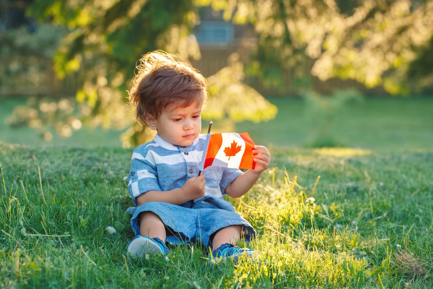 2 ли ребенка. Canada boy hold.