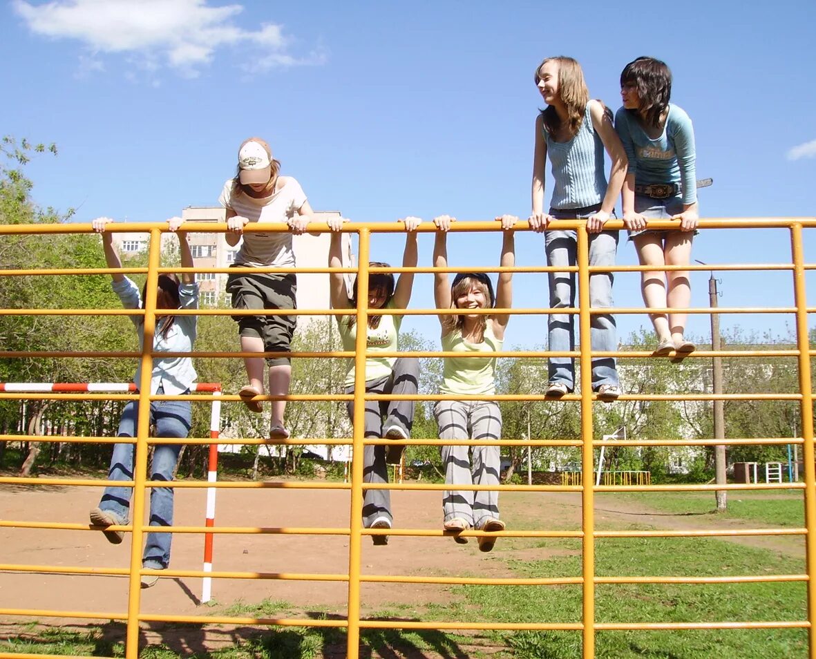 Детская площадка во дворе. Девочка школьная площадка. Девушка на детской площадке. Детские площадки в школе. Дети гуляют.