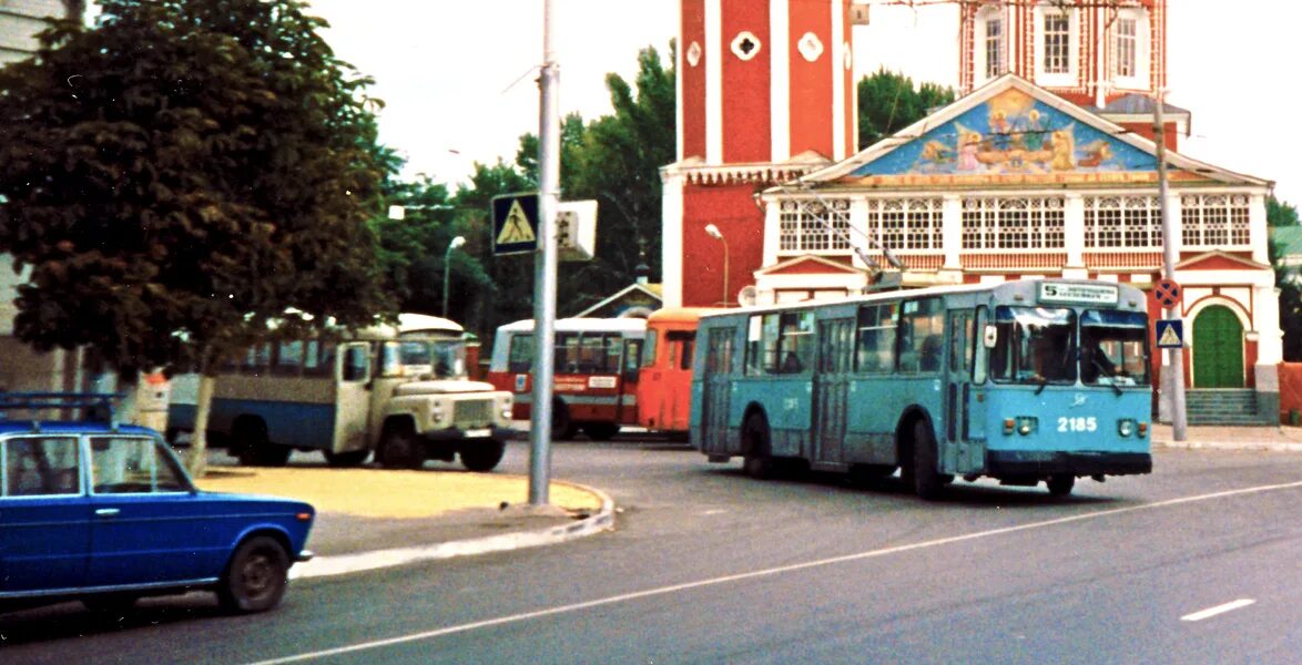 Саратов 2000 год. ЗИУ 682 Саратов. Старые автобусы Саратова. Саратов в 90 годы.