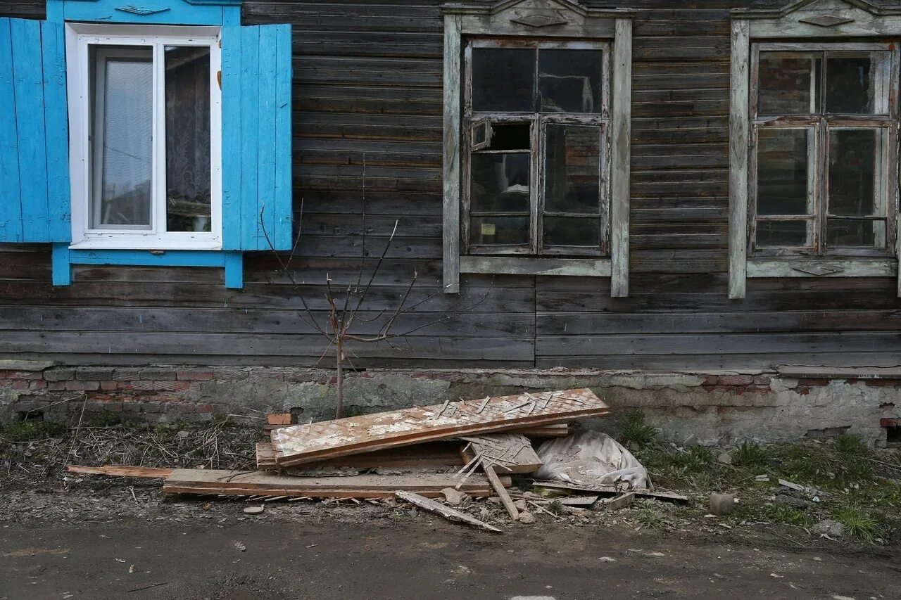 Аварийные дома. Аварийное жилье. Дом. Расселение аварийных домов. Расселение аварийного жилья в томске 2024 году