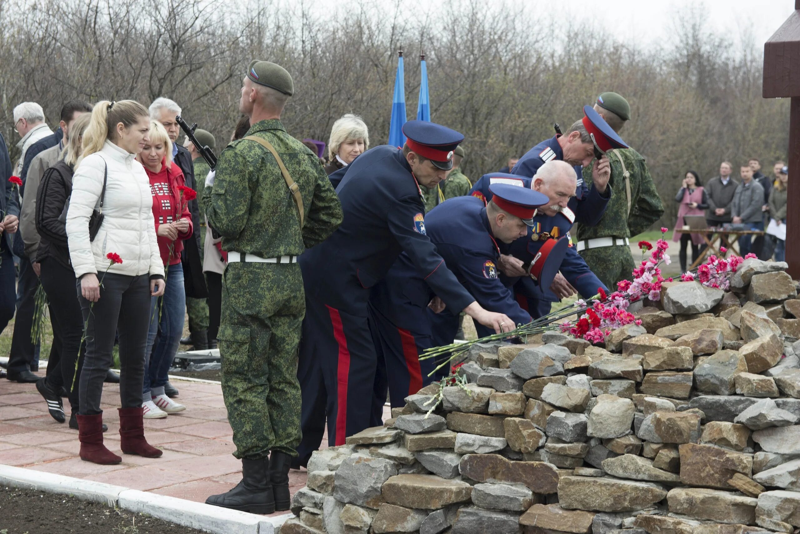 Новости с фронта запорожье сегодня. Массовые захоронения Луганск. День памяти Донецк. Украинские нацисты массовые захоронения. Массовые захоронения в Донбассе Украина.