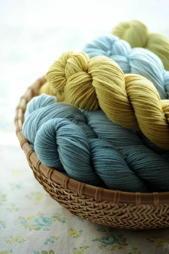 Пряди пряжу. Knit Yarn. Цвет шартрез пряжа. Yarn in a study. Quince & co Tern пряжа для вязания купить в интернет магазине недорого.