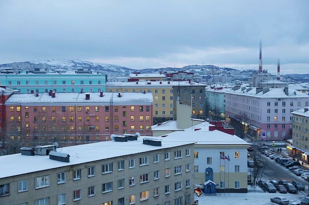 Ипотека мурманск условия. Гаджиево Мурманская область. Мурманск голубое здание. Мурманск цветные дома. Голубой дом в Мурманске.