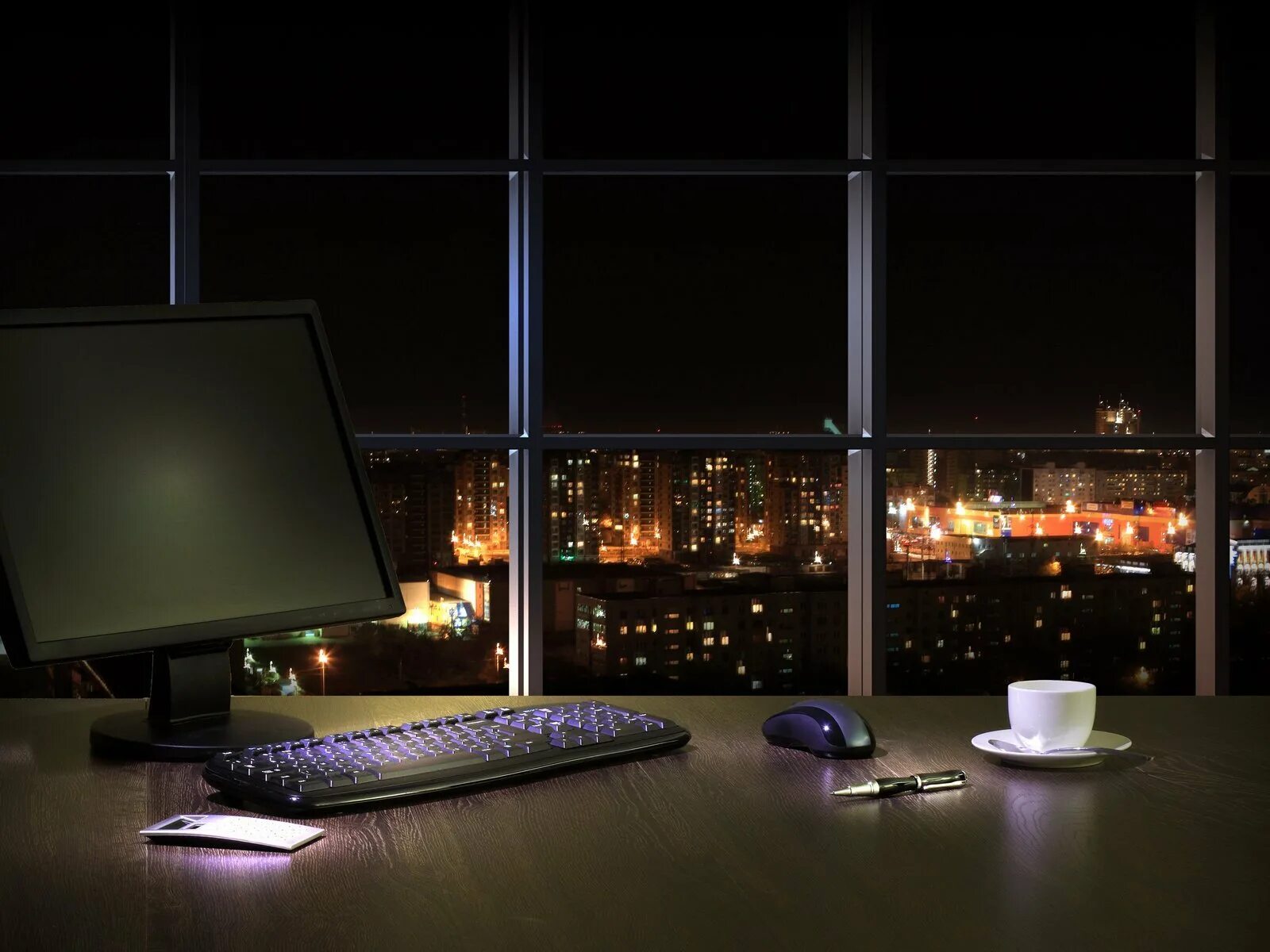 Компьютерный стол. Рабочая зона дизайнера. Coding room. Coding room. Man is programming.