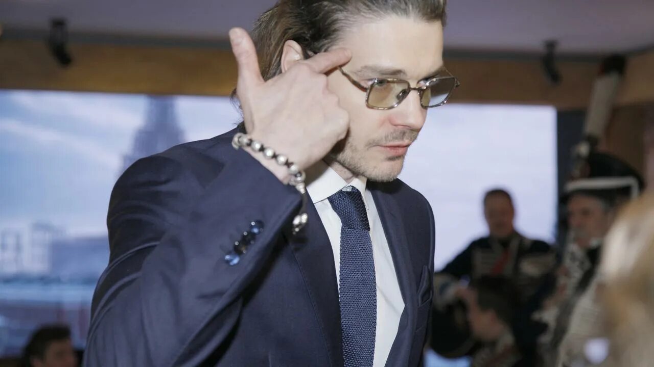 Окончил курсы по осознанным родам, носит с собой контейнеры с едой: чем еще слав