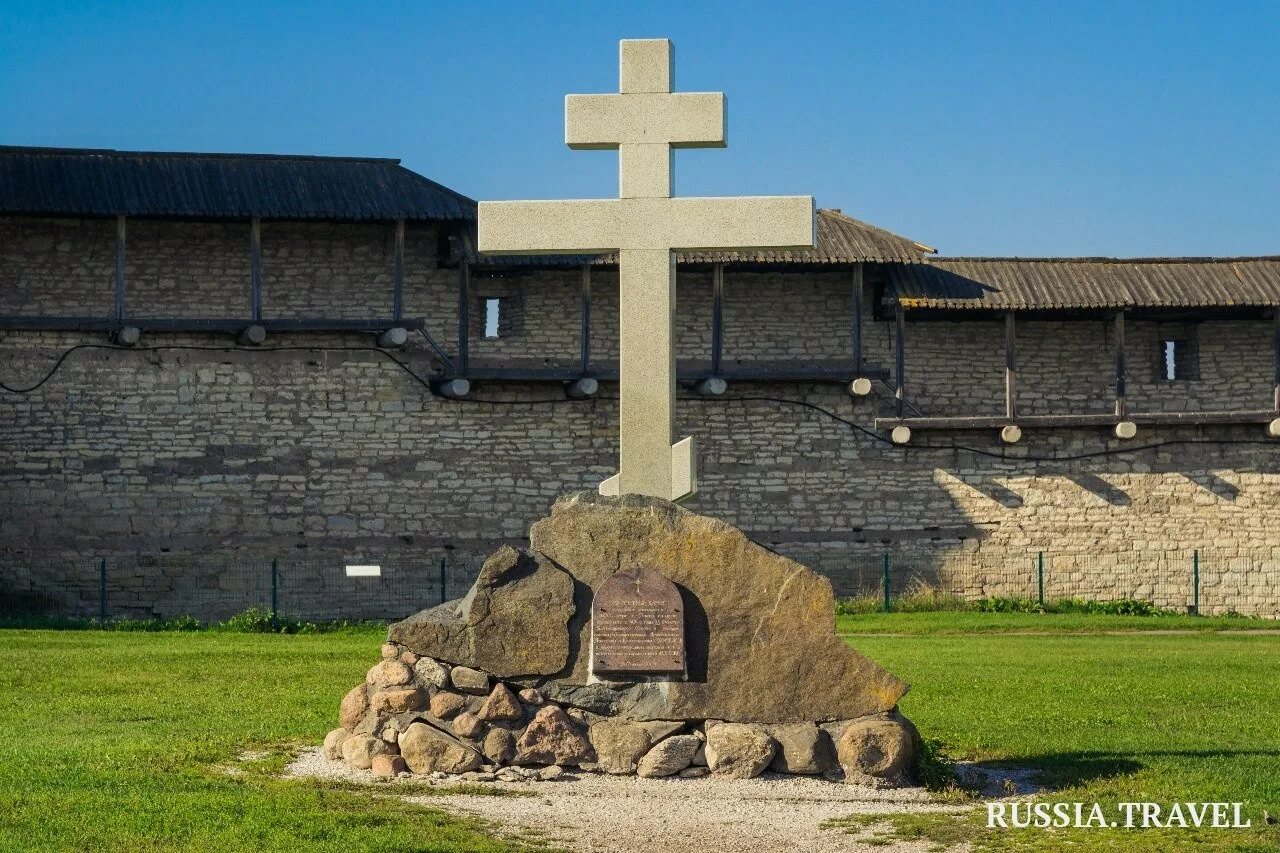 Псков кресты. Шпиль в крестах псков. Крест на церкви псков. Благовещенская церковь псков. Памятник шпиль в крестах псков.