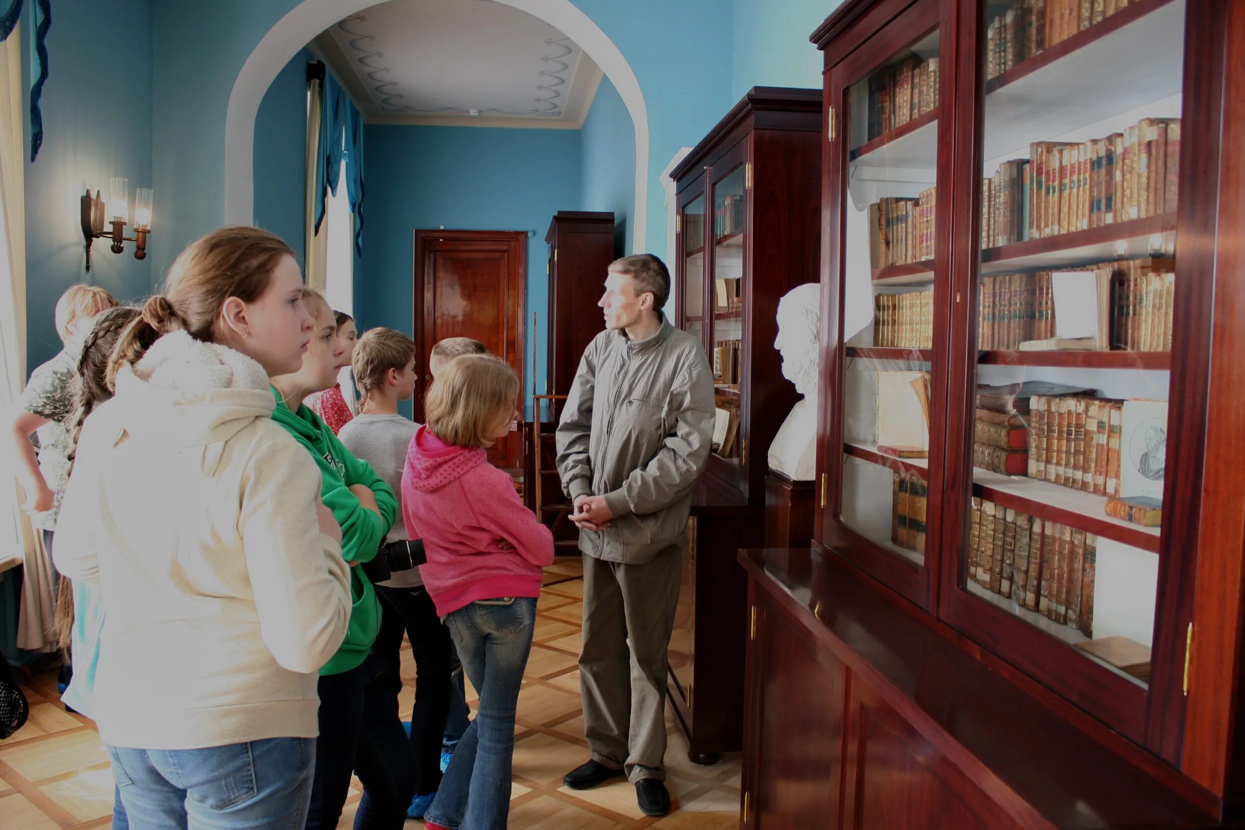 Экскурсовод пушкин. Экскурсовод пушкин. Музей пушкина москва экскурсоводы. Фетисов игорь викторович гмии. Пушкинский музей экскурсовод ольга.