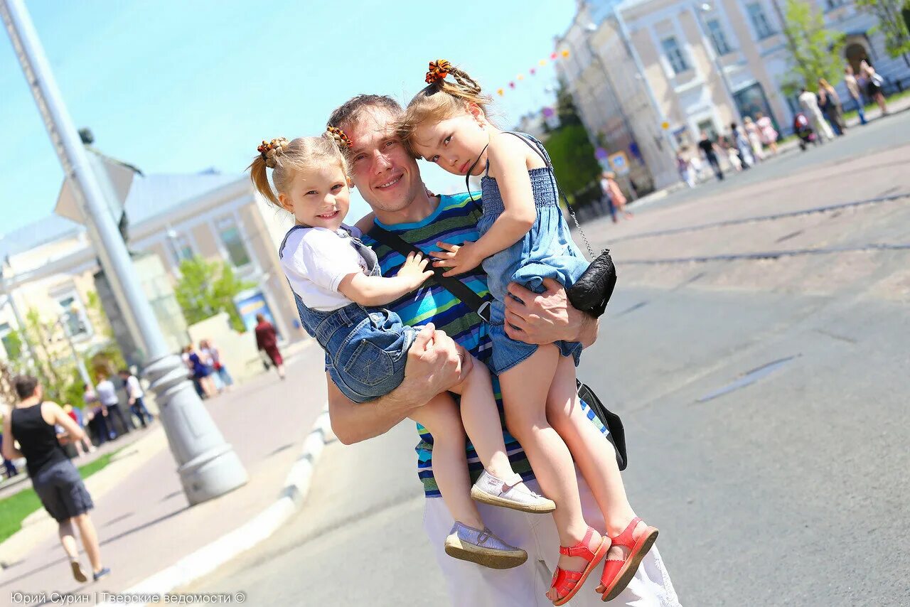 Памятник андрею дементьеву тверь на набережной степана разина. Тверь памятник михаилу кругу улица. Улица названая в честь афанасия никитина. Тверь памятник рыбаку в твери. Достопримечательность твери афанасий никитин.