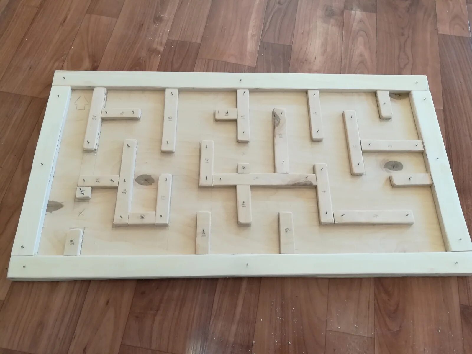 Лабиринт из картона. Лабиринт из картона. Картонные развивающие игрушки. Лабиринт из картона для детей. Лабиринты из коктейльных палочек.