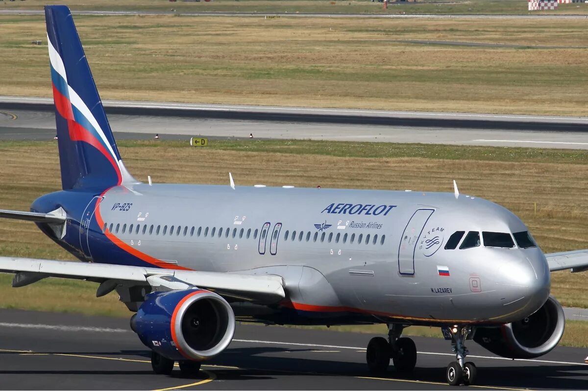 Aeroflot plane. Аэробус а320. Airbus a320 Аэрофлот. Самолёт Аэробус а320 Аэрофлот. Аэробус а320 214 Аэрофлот.