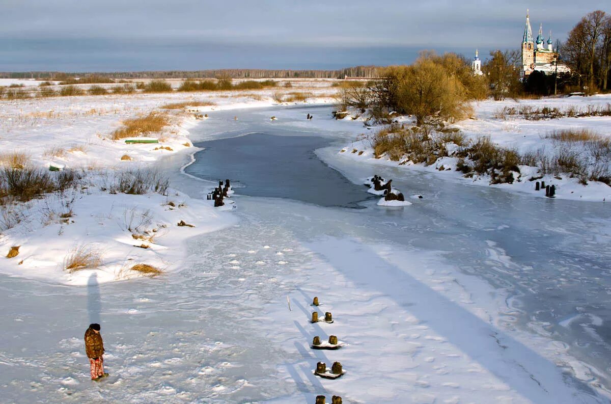 Полынья на льду. Озеро зимой. Полынья. Полыньи на реке что это. Лед полынья река.
