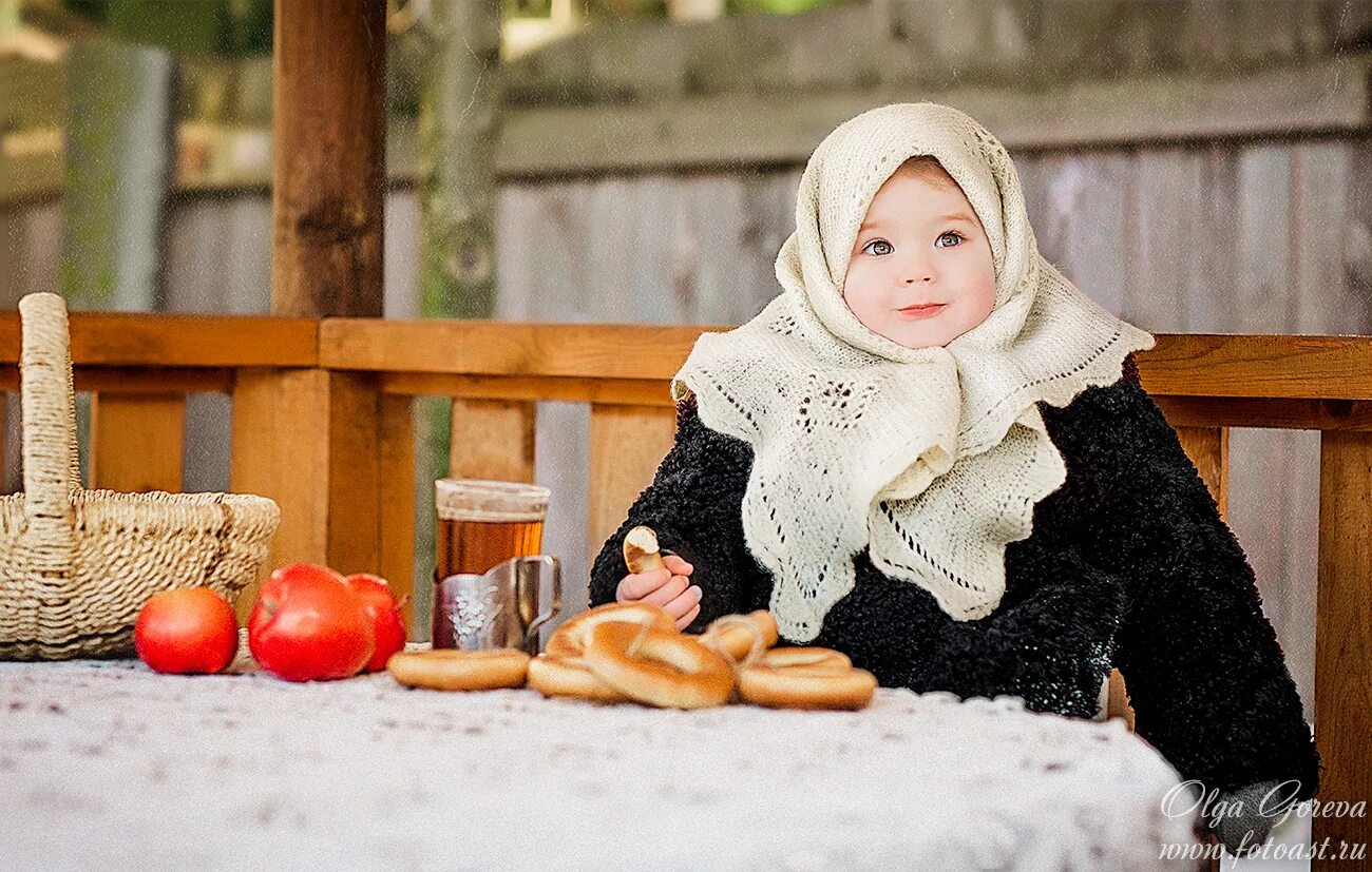 Макарская о пуховом платке. Зимняя фотосессия с ребенком. Девочка в пуховом платке. Ребенок в пуховом платке. Фотосессия в деревенском стиле зимой.