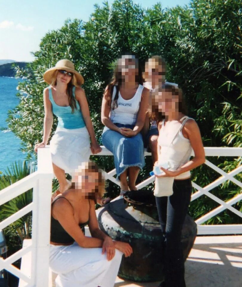 Посетители эпштейна. Jeffrey epstein остров. остров джеффри эйнштейна. билл клинтон остров эпштейна. джеффри эпштейн остров дети.