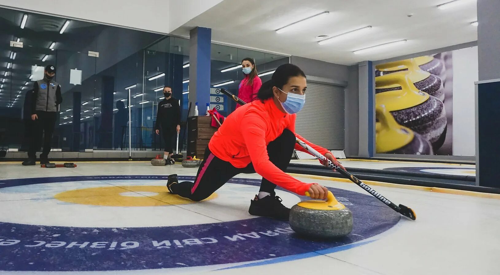 Зимний вид спорта со шваброй. Александр быстров керлинг. Игра "керлинг". Упражнения со шваброй. Керлинг фото.