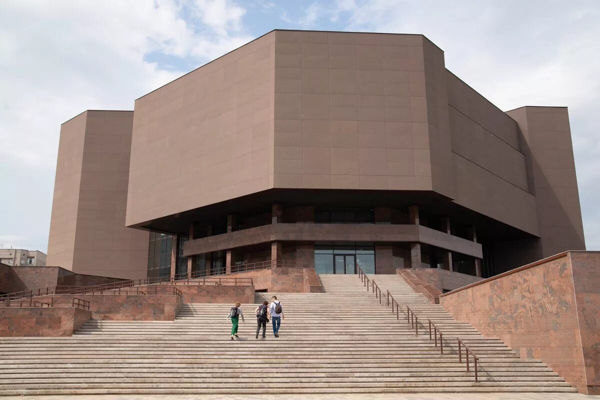 У здания музейно выставочного центра установлен мемориал