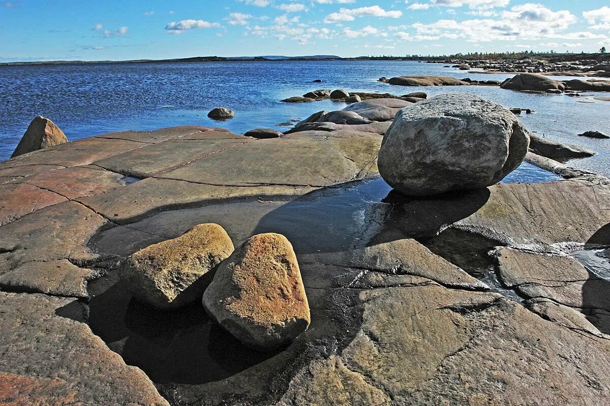 Веб камню. Карелия камень Куммакиви. Мурманск берег озера , камень. Камни и валуны Карелии. Каменные берега Карелии.