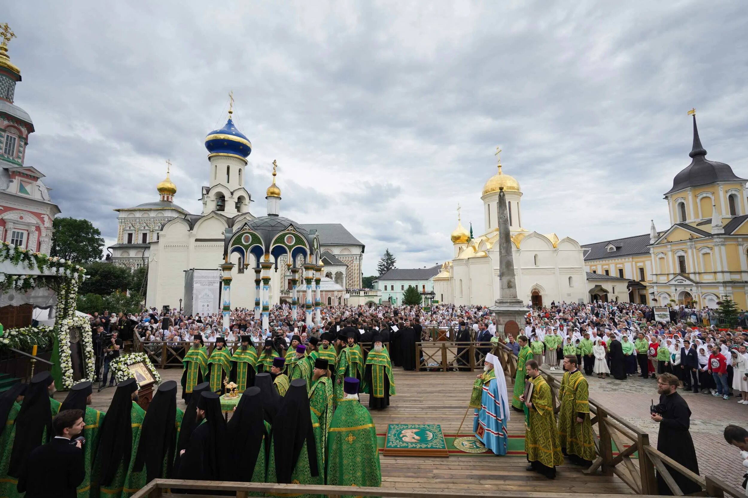 Видео свято троицкий. Лавра Сергия Радонежского Сергиев Посад. Мощей преподобного Сергия Радонежского.