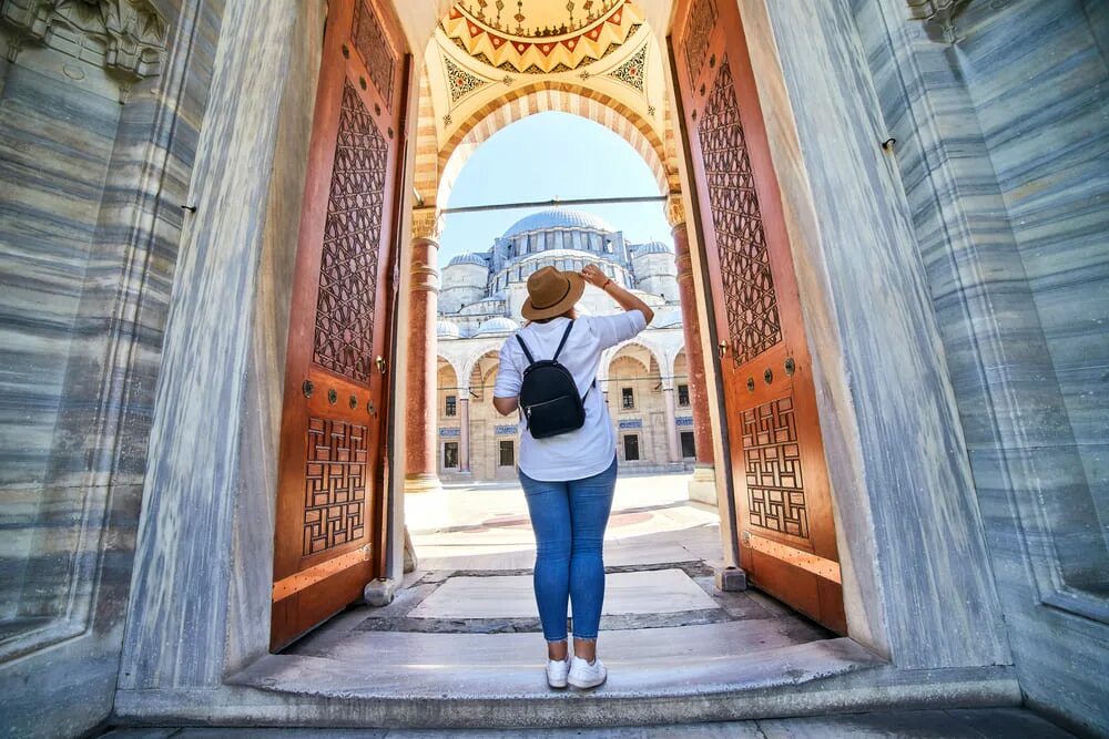 Погулять в стамбуле. Девушка в мечети. Девушка на фоне мечети. Стамбул девушка. Турция девушки мечеть.