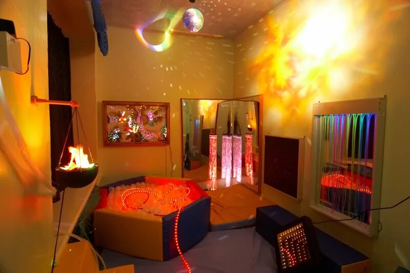 Сенсорная комната для детей. Сенсорная комната для детей. Комната снузлин сенсорная комната. Сенсорная комната в саду. Оборудование для сенсорной комнаты.