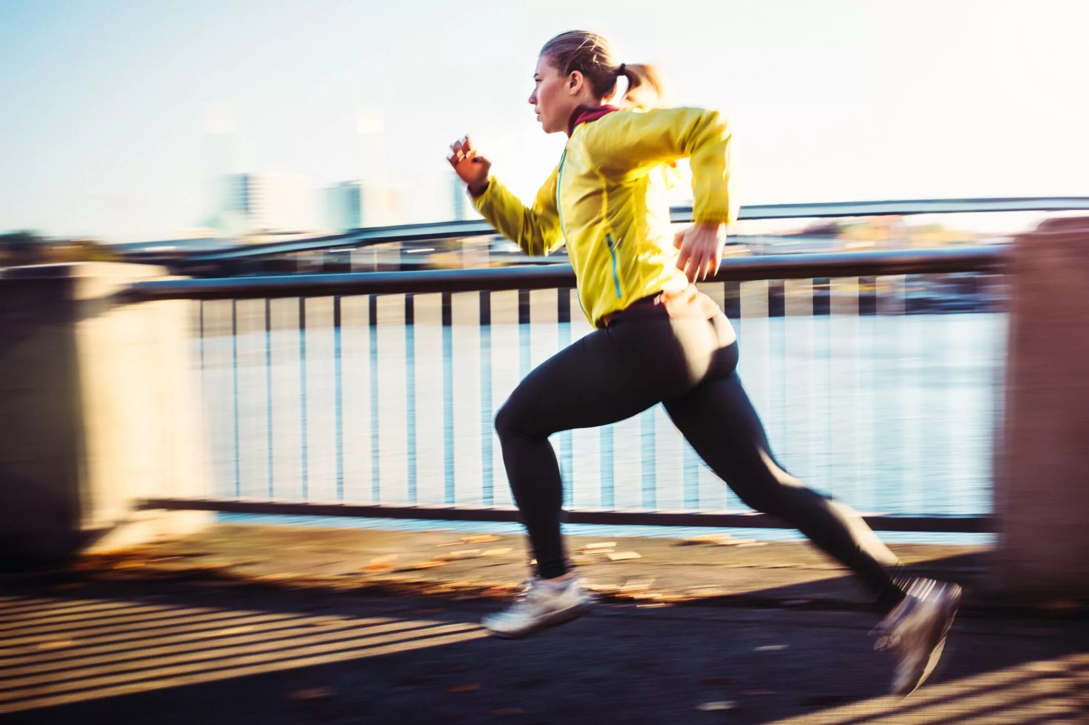 He runs well. Аэробные упражнения бег. Темповые тренировки. Бег с аэробной нагрузкой. Sprinting человек бежит.