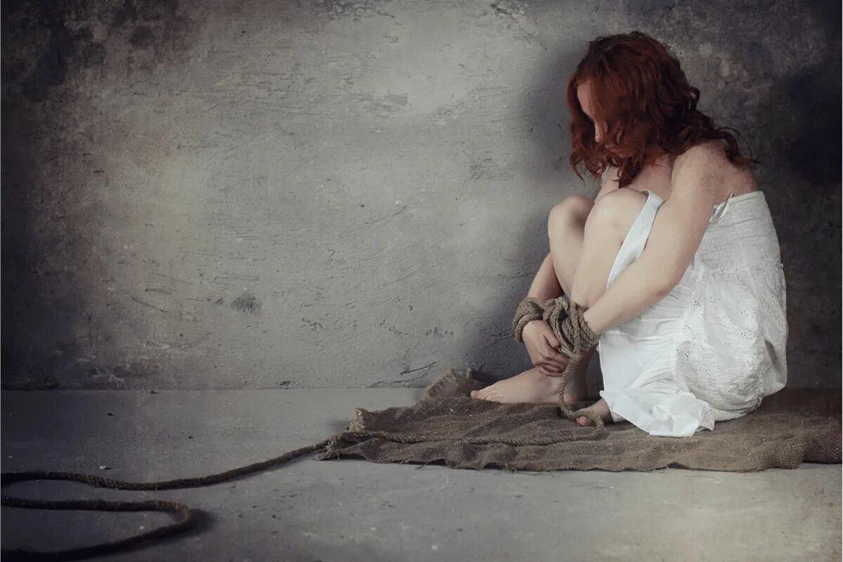 Связанная пленница. Человек в кандалах. Похищали в рабство девушек. Похищали в рабство девушек. Похищали в рабство девушек.