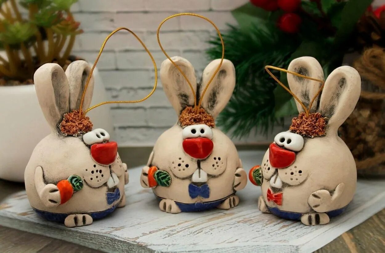 Керамический заяц. Кролик керамика. Керамический колокольчик заяц. Новогодние игрушки из глины.