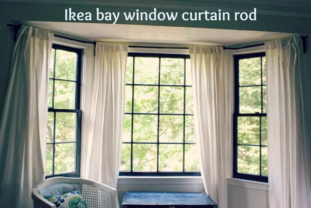 There are curtains on the window. Curtain rods bay windows. bay window curtain rods. шторы в оконной нише. временные шторы на окна.