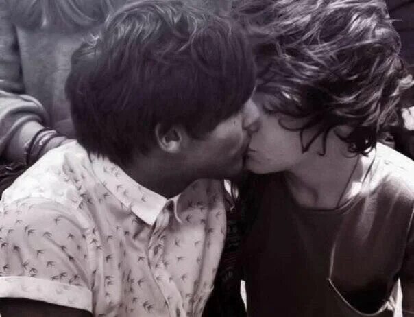 Larry and lawrie reader. Larry stylinson. harry styles and louis tomlinson. аляска фанфик ларри стайлинсон.