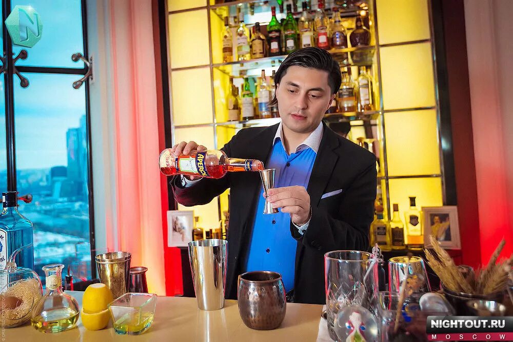 Бек нарзи год рождения. Бек нарзи год рождения. Джеймс бонд за барной стойкой. Джеймс бонд за барной стойкой. Бек нарзи жена.