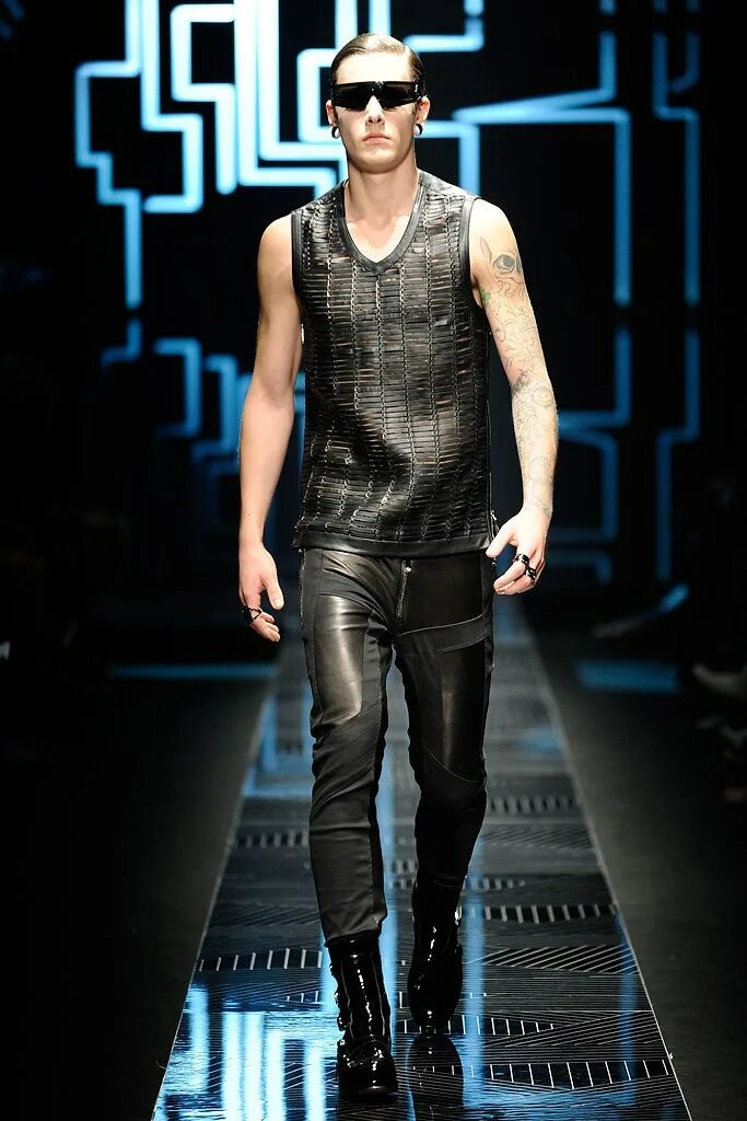 Без мужчин 2010. Versace man. Versace Menswear SS 2010. Мужская мода 2010. Стиль 2010 мужчины.