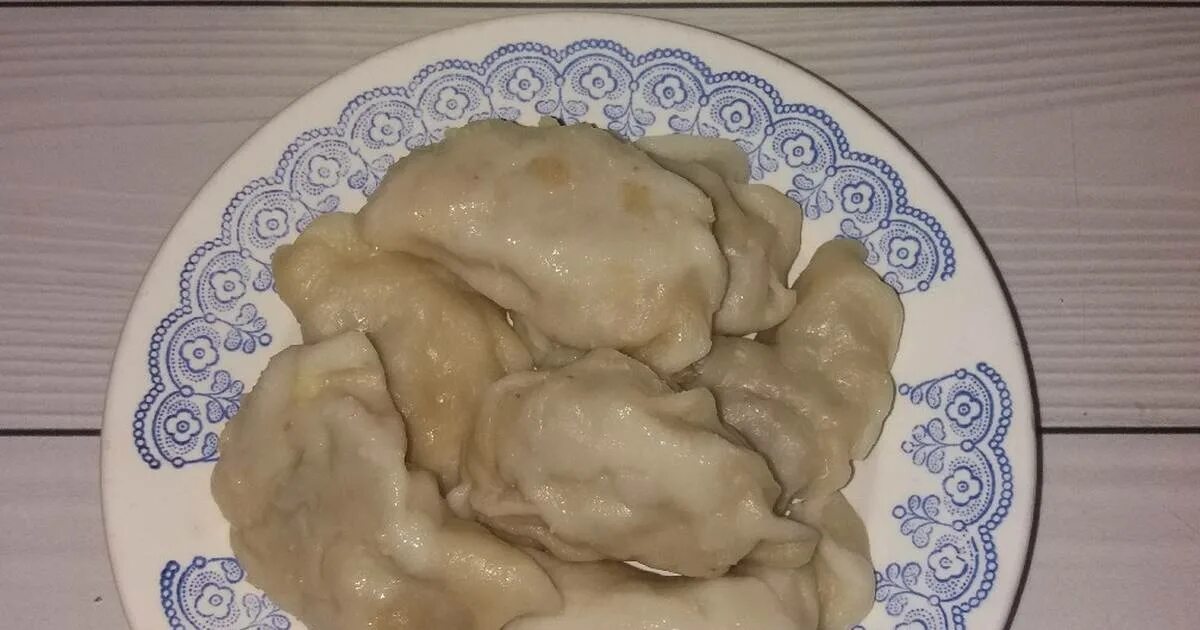 вареники с капустой и фаршем. колдуны блюдо. колдуны из теста. вареники. колдуны пельмени.