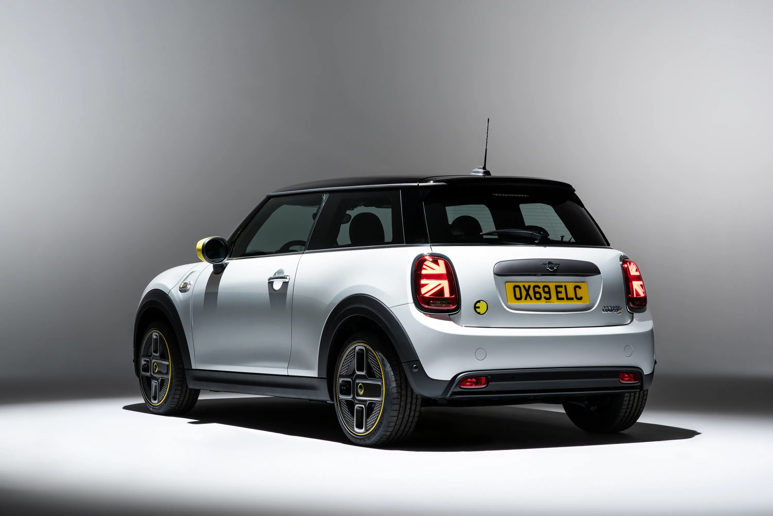 Мини эл. Мини купер электро. mini cooper clubman 2025. mini cooper se electric. bmw mini cooper 2025.