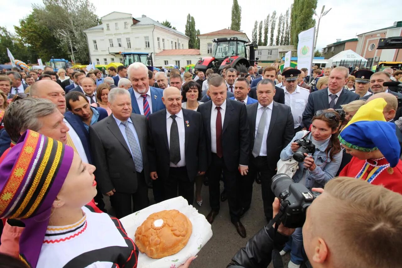 Погода в мичуринске на сегодня по часам. День садовода Мичуринск. День города Мичуринск. Мичуринск люди. Ярмарка Мичуринск.