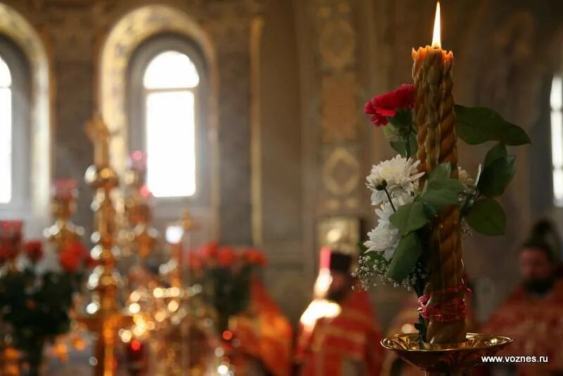 Сходить в храм. Украшение свечей в храме. украшение храма на пасху. пасха в храме свечи. украшение свечей на пасху в храме.
