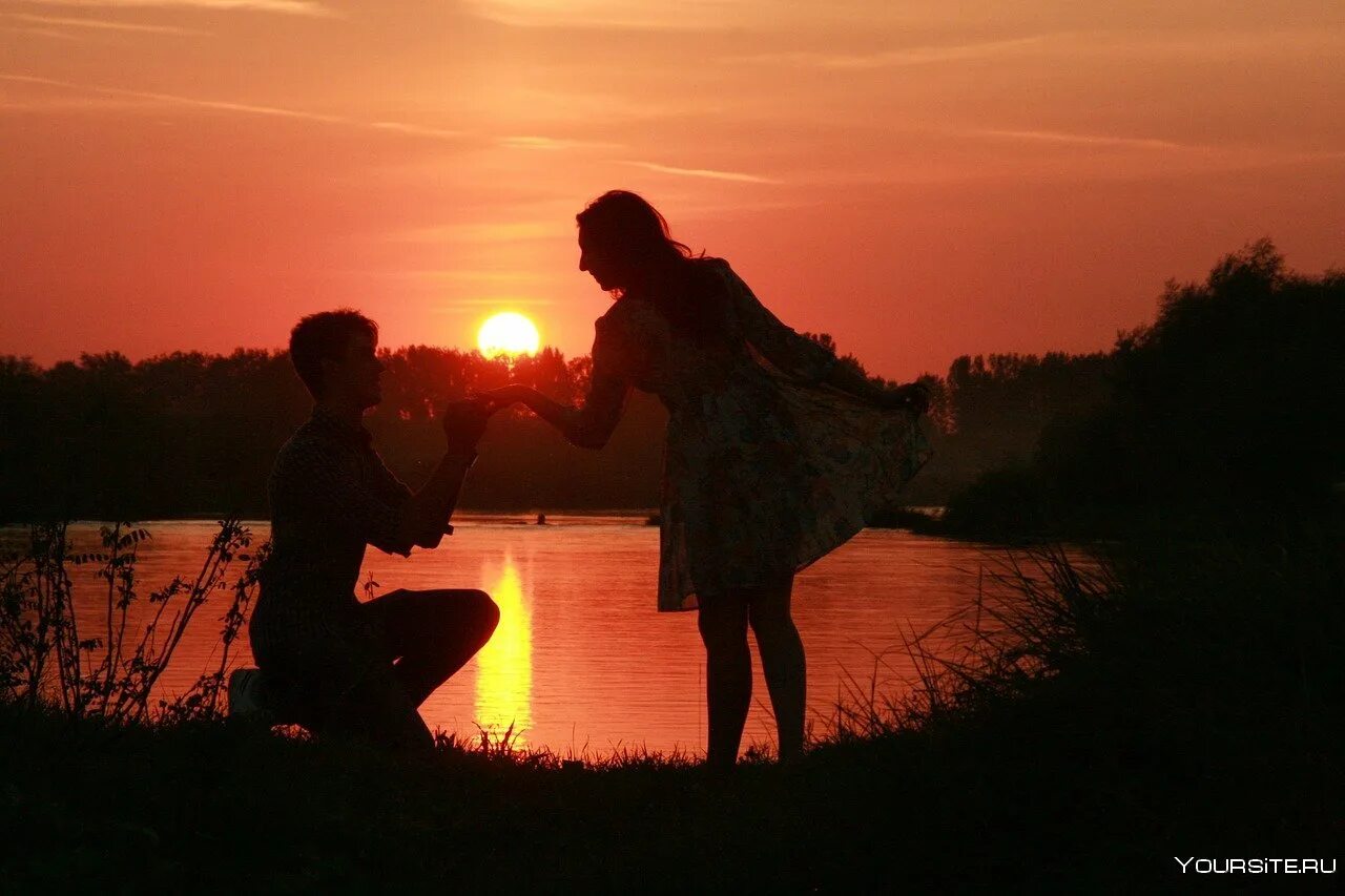 Провожать зарю. Девушка на закате. Влюбленные на рассвете. Пара на рассвете. Провожать зарю.