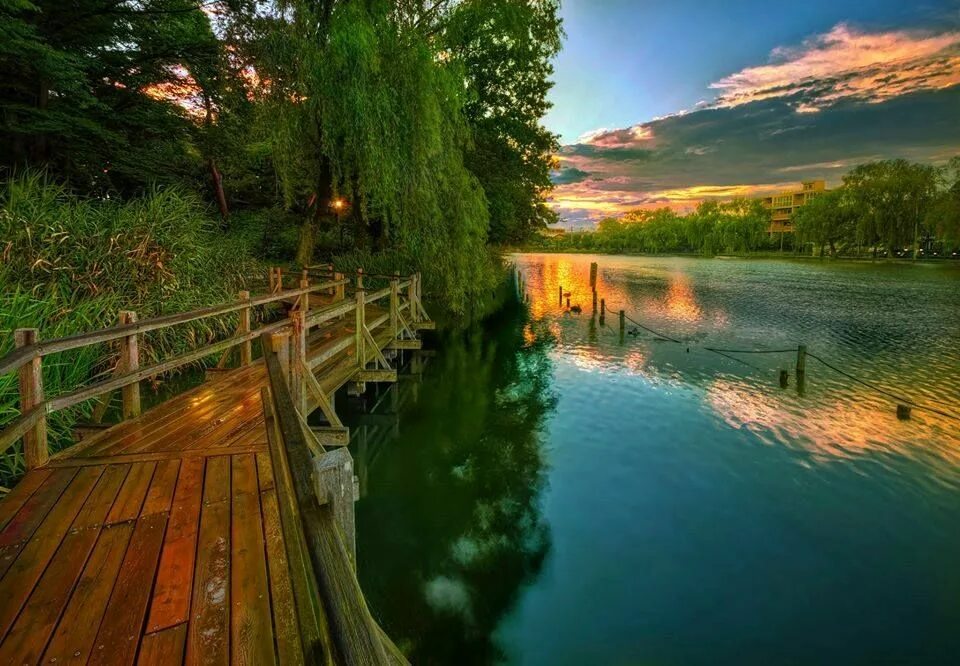 Красивый закат на реке. Река солотча фото. Река блаженства. Красивая река. Берег реки.