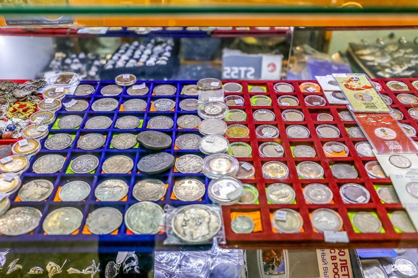 коллекция владимира киреева. известные коллекционеры. уголок коллекционера москва. номера для коллекционеров. коллекционер фалерист.