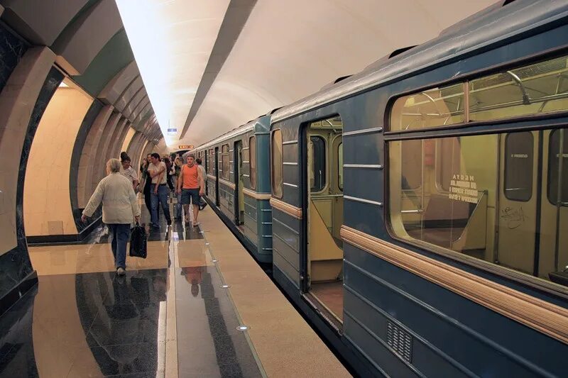 Новое открытое метро. 81-760 На станции Марьина роща. Станция метро Марьина роща. Поезд метро Марьина рощ. Яуза на станции Марьина роща.