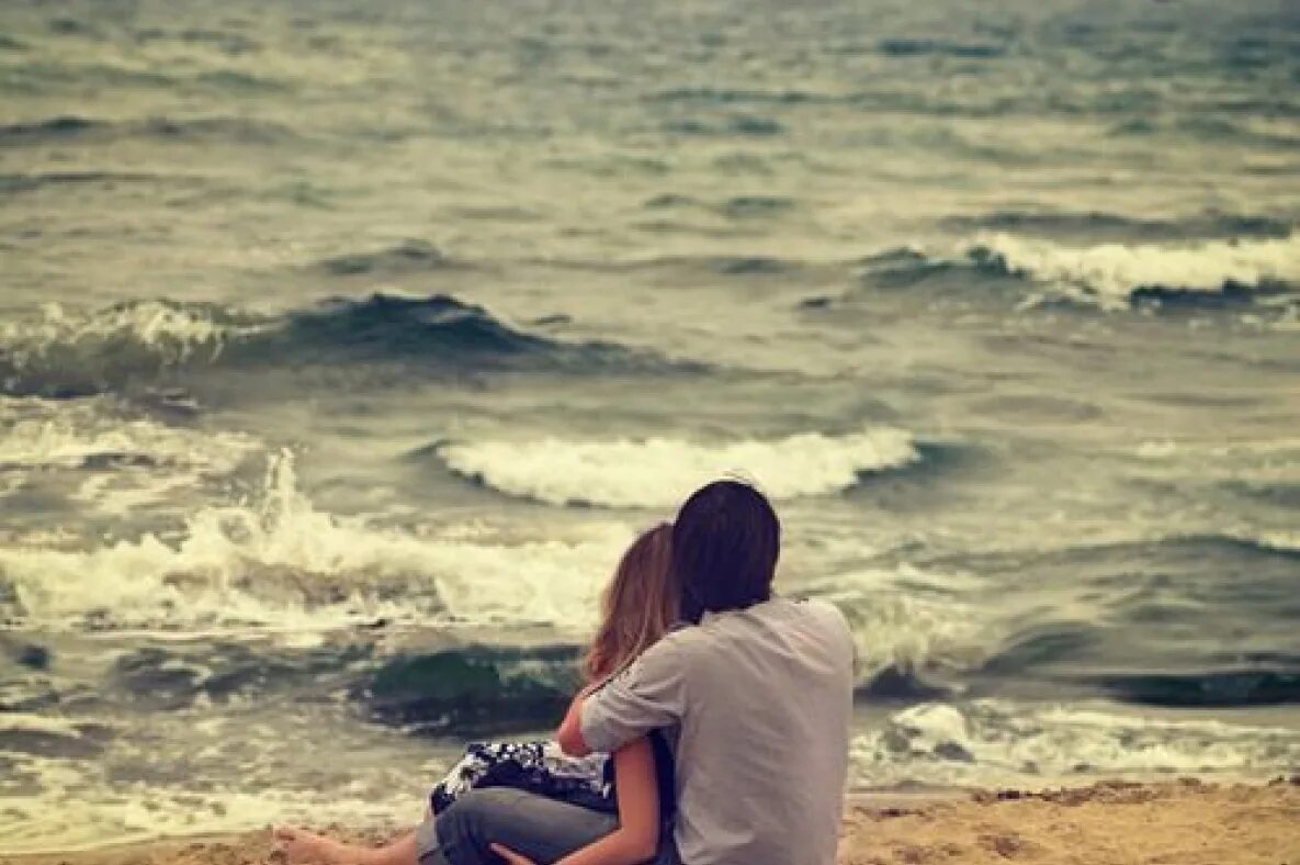 Плавная рядом. Пара сидит у моря. Девушка-море. Море пара в обнимку. Парень и девушка сидят у моря.