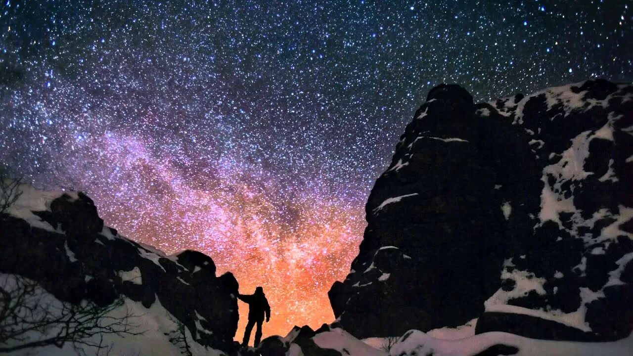 По ночам несмотря на звездное небо сырая. Ночное небо. Горы звезды человек. Человек в горах ночь. Млечный путь в горах.