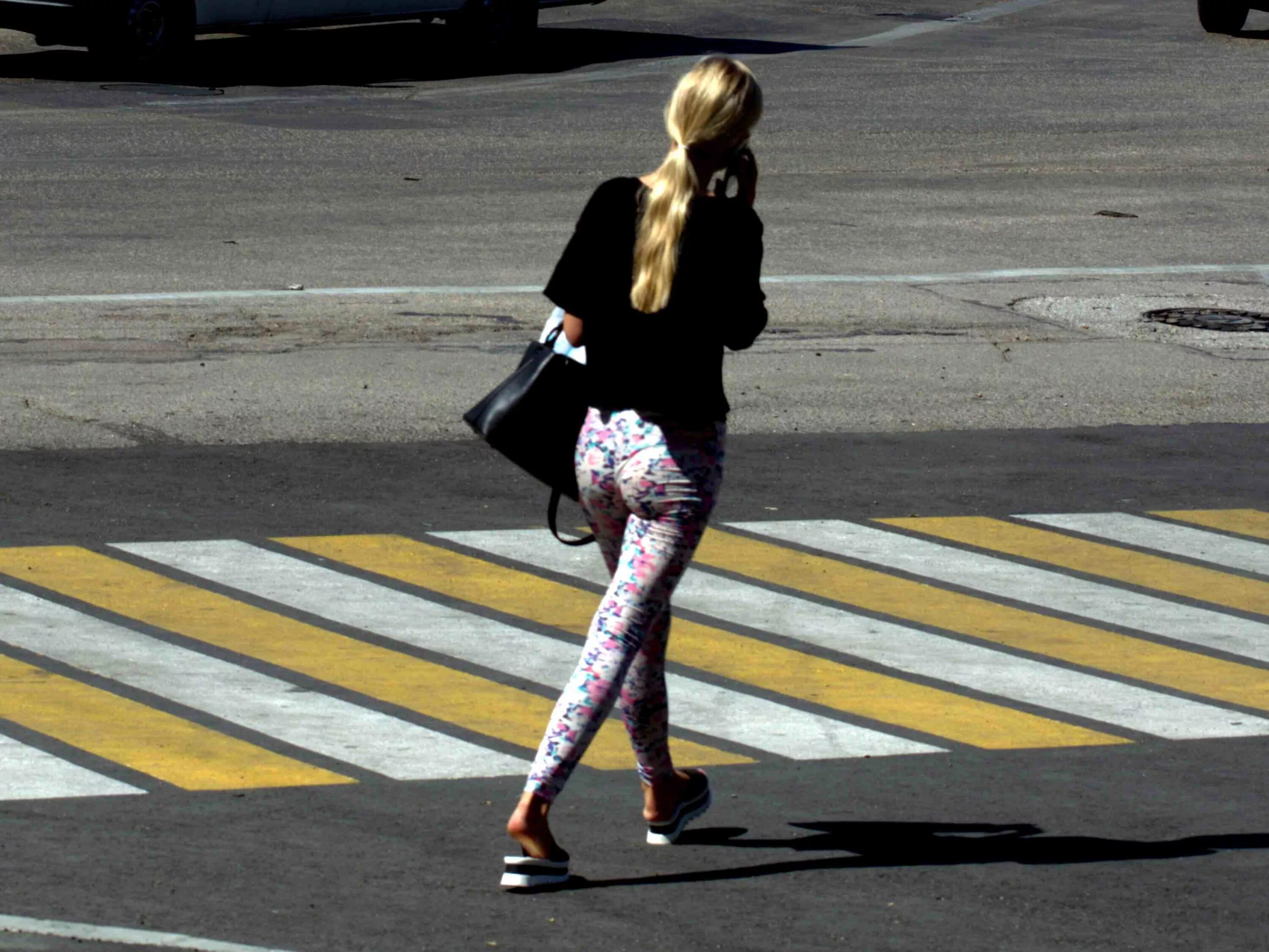 девушка на пешеходном. девушка на дороге. девушка пешеход. фотосессия на улицах города. девочка переходит дорогу.